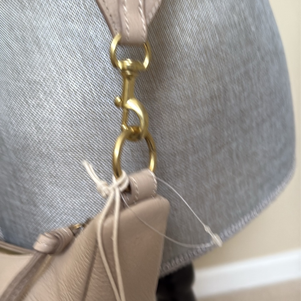 - New Lucky Brand Tan crossbody bag. Outside has snap pocket  & LUCKY BRAN… - Picture 5 of 16
